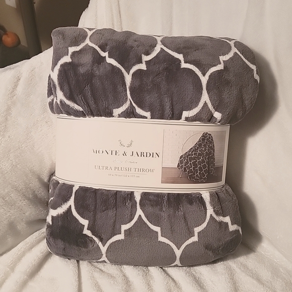 Monte & Jardin Bedding Monte Jardin Ultra Plush Throw Poshmark